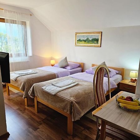 Rooms Vuksa Donji Lapac Exteriör bild