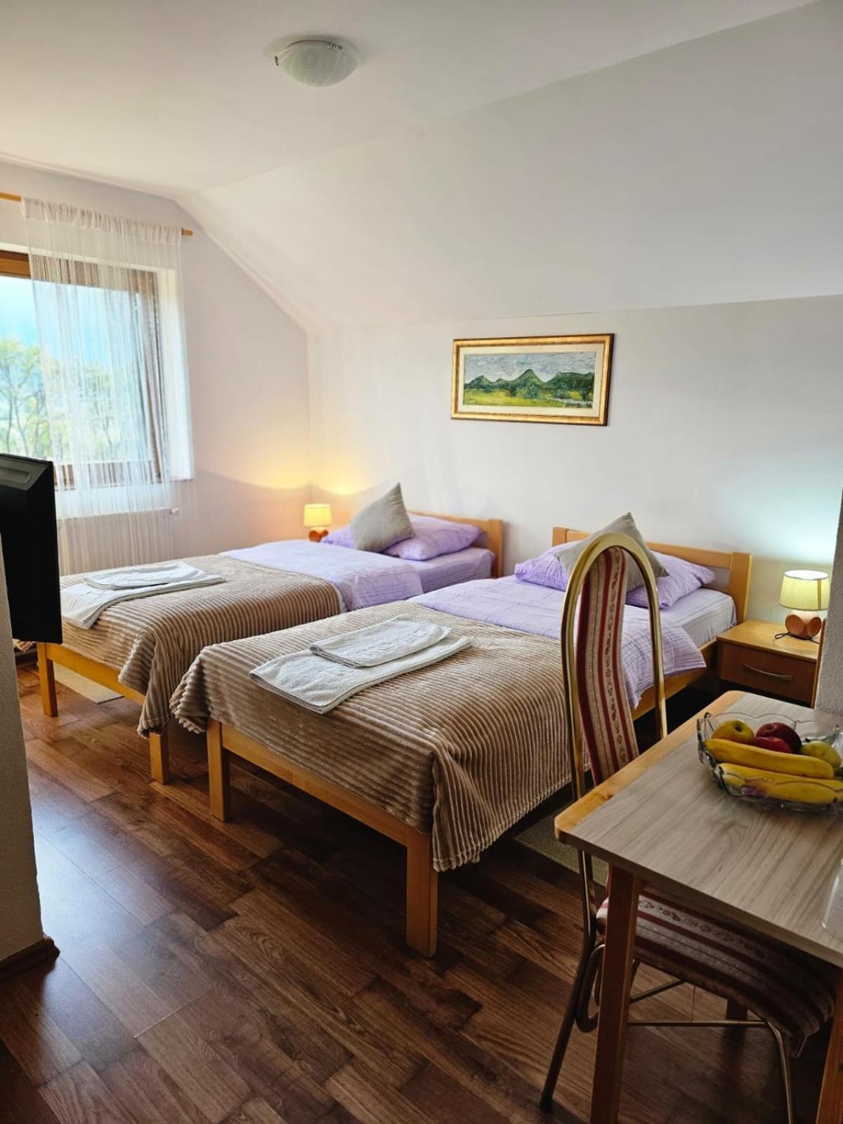 Rooms Vuksa Donji Lapac Exteriör bild