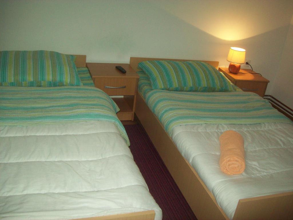 Rooms Vuksa Donji Lapac Rum bild