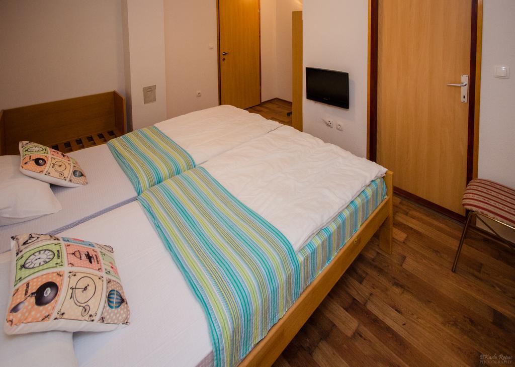 Rooms Vuksa Donji Lapac Exteriör bild